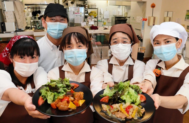 ビーガンメニューをアピールする食堂の職員たち＝神戸市中央区籠池通４、神戸労災病院