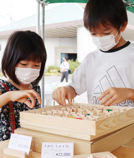 県の木材を使った木製迷路キットで遊ぶ来場者ら＝神戸市中央区波止場町