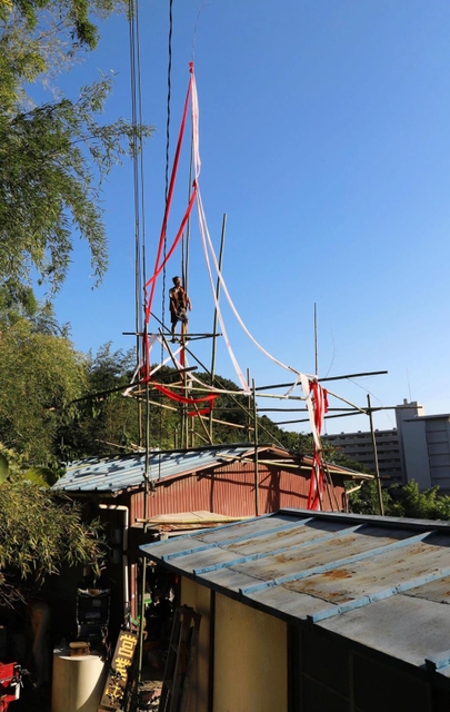 バラックリンの屋根は紅白幕などで飾られ、急斜面の景観を彩る＝神戸市長田区長田天神町７