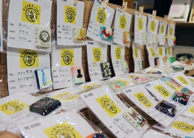 ３センチ×２・５センチのマイクロキャンバスを用いた作品の数々＝神戸市中央区三宮町３