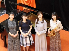 マッチングコンサートで演奏する（右から）前田佳澄さん、藤田菜央さん、村尾帆乃香さん、中村心咲さん＝コアキタマチショッピングセンター