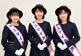 神戸市の親善大使「スマイル神戸」に選ばれた（左から）藤本優さん、磯見朋香さん、萬谷美里さん＝神戸市内（撮影・坂井萌香）