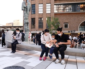 早速くつろぐ市民ら。大勢の人でにぎわった＝２日午後、神戸市中央区加納町４（撮影・長嶺麻子）