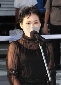 オープニングセレモニーであいさつをする建築家の津川恵理さん＝２日午後、神戸市中央区加納町４（撮影・長嶺麻子）
