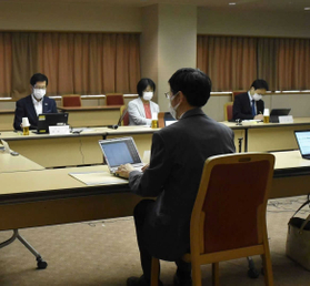 いじめ対策やコロナ禍の課題を話し合った市総合教育会議＝神戸市役所