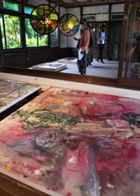 旧パルナッソスの休憩小屋を彩る「山々を泳ぐ方舟」。画家の４人組「パルナソスの池」が旧摩耶観光ホテルで滞在して作り上げた＝神戸市灘区六甲山町（撮影・吉田敦史）