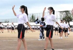 東灘高校の体育祭で、振りを付けた「深江音頭」を披露する生徒たち（同校提供）