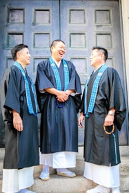 「kobe寺ｓ」の（左から）副一道さん、津守秀俊さん、藤山宣基さん＝神戸市内（津守さん提供）