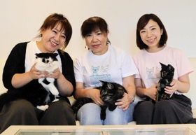 カフェを運営する太期さん一家。左から由美子さん、量子さん、麻美子さん＝神戸市灘区天城通３