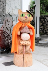 店前に立つ「おでん」を持つ木彫りの猫。耳のカットはＴＮＲの印＝神戸市灘区天城通３