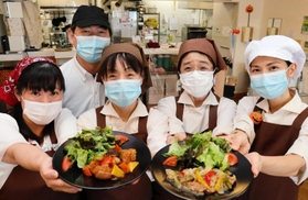 ビーガンメニューをアピールする食堂の職員たち＝神戸市中央区籠池通４、神戸労災病院