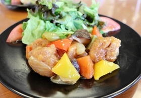 食堂で提供する「大豆ミートの黒酢豚」＝神戸市中央区籠池通４、神戸労災病院