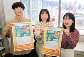 市長選と衆院選で若年層の投票率を高めようと、投票所で配るオリジナルステッカーの開発やＳＮＳでの発信に取り組む学生たち＝神戸市中央区