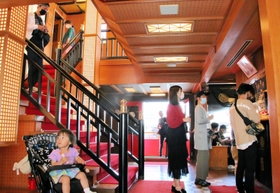 木をふんだんに使い、ぬくもりのある船内＝神戸市中央区波止場町