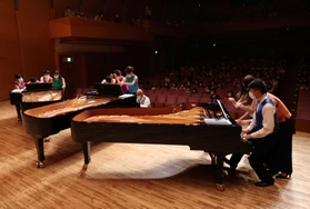 ピアノ３台を奏で、美しい音色を響かせるピアニストたち＝神戸市中央区東川崎町１（撮影・長嶺麻子）