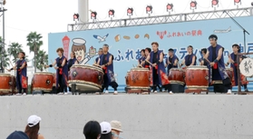 大迫力の和太鼓演奏のステージ＝神戸市中央区波止場町