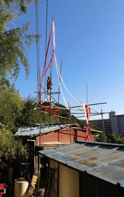 バラックリンの屋根は紅白幕などで飾られ、急斜面の景観を彩る＝神戸市長田区長田天神町７