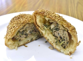 神戸ワイナリーのイベントで数量限定販売される胡椒餅。ゴマの香りが食欲をそそる＝神戸市西区押部谷町高和
