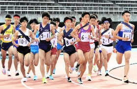 勢いよくスタートする男子１区の選手ら＝三木市志染町三津田、三木総合防災公園陸上競技場（撮影・尾藤央一）
