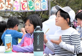 子ども食堂の畑でとれた里芋を食べる子どもら＝神戸市須磨区南落合３