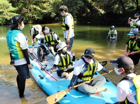 ＳＵＰに乗って湖に出発進行＝神戸市灘区六甲山町