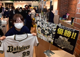 オリックスの応援グッズが並ぶ店内。リーグ優勝から一夜明け、大勢のファンが立ち寄った＝神戸市中央区三宮町１、Ｂ－ＷＡＶＥ（撮影・坂井萌香）