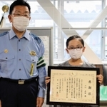 山本真一署長（左）から署長感謝状を贈られた山口真佳さん＝神戸市中央区吾妻通５、葺合署