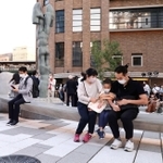 早速くつろぐ市民ら。大勢の人でにぎわった＝２日午後、神戸市中央区加納町４（撮影・長嶺麻子）