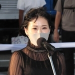 オープニングセレモニーであいさつをする建築家の津川恵理さん＝２日午後、神戸市中央区加納町４（撮影・長嶺麻子）