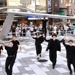 広場全体を使ったオープニングセレモニーでのダンスパフォーマンス＝２日午後、神戸市中央区加納町４（撮影・長嶺麻子）