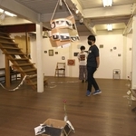 「つながる」と「ワールド」の造語「つながールド」をテーマとした２人展の会場＝神戸市中央区元町高架通、プラネットアース