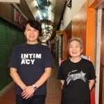 「モトコーのタイムスリップしたような空間が好き」と話す、福本ヒデさん（左）と宮崎みよしさん＝神戸市中央区元町高架通、プラネットアース