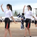 東灘高校の体育祭で、振りを付けた「深江音頭」を披露する生徒たち（同校提供）