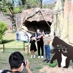 かつてゴリラが飼育されていた屋外の獣舎に入り、記念撮影する来園者＝神戸市灘区王子町３、王子動物園