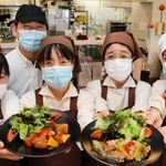 ビーガンメニューをアピールする食堂の職員たち＝神戸市中央区籠池通４、神戸労災病院