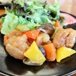 食堂で提供する「大豆ミートの黒酢豚」＝神戸市中央区籠池通４、神戸労災病院