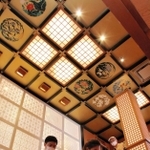 高い意匠性のある船内。天井画も随所に施されている＝神戸市中央区波止場町