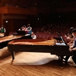 ピアノ３台を奏で、美しい音色を響かせるピアニストたち＝神戸市中央区東川崎町１（撮影・長嶺麻子）