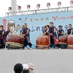大迫力の和太鼓演奏のステージ＝神戸市中央区波止場町