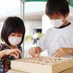 県の木材を使った木製迷路キットで遊ぶ来場者ら＝神戸市中央区波止場町