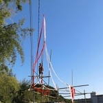 バラックリンの屋根は紅白幕などで飾られ、急斜面の景観を彩る＝神戸市長田区長田天神町７