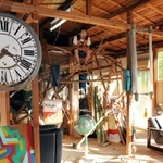 バラックリンの内部で、巣のようなオブジェに座る中村邦生さん。「なんじゃここは！！と体感してほしい」＝神戸市長田区長田天神町７