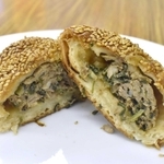 神戸ワイナリーのイベントで数量限定販売される胡椒餅。ゴマの香りが食欲をそそる＝神戸市西区押部谷町高和