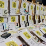 ３センチ×２・５センチのマイクロキャンバスを用いた作品の数々＝神戸市中央区三宮町３