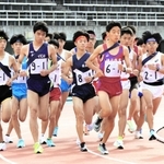 勢いよくスタートする男子１区の選手ら＝三木市志染町三津田、三木総合防災公園陸上競技場（撮影・尾藤央一）