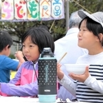 子ども食堂の畑でとれた里芋を食べる子どもら＝神戸市須磨区南落合３