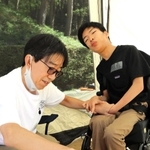 非常食を味わう池田健人さん（右）。おいしさに思わず顔がほころぶ＝神戸市灘区六甲山町
