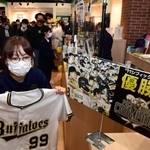 オリックスの応援グッズが並ぶ店内。リーグ優勝から一夜明け、大勢のファンが立ち寄った＝神戸市中央区三宮町１、Ｂ－ＷＡＶＥ（撮影・坂井萌香）