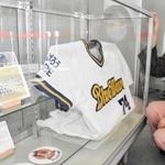 阪神・淡路大震災があった１９９５年シーズンのオリックス関連グッズ＝人と防災未来センター