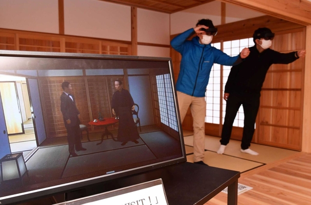 複合現実（ＭＲ）ゴーグルを使い、伊藤博文らが登場するバーチャルドラマを視聴できる「県庁舎」＝神戸市兵庫区中之島２（撮影・坂井萌香）